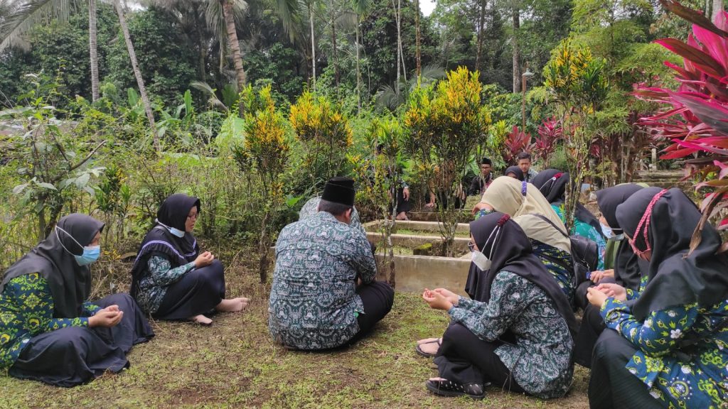 Guru dan Tenaga Kependidikan Menyambangi Keluarga alm. KH. AR. Mudzakir 